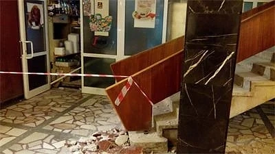 Срути се таванът в НДК