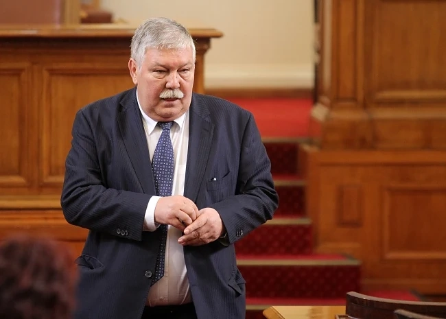 Парламентът освободи ген. Стоян Тонев