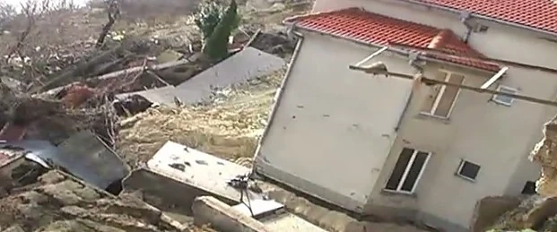 Свлачище поглъща къщи във \