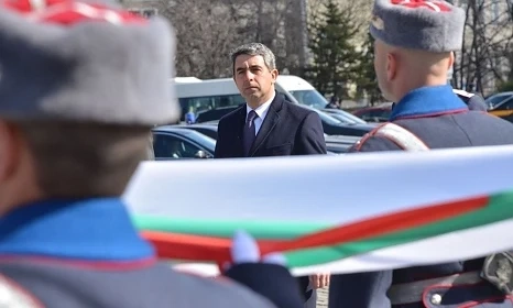  Росен Плевнелиев поднесе венец пред паметника на Незнания войн