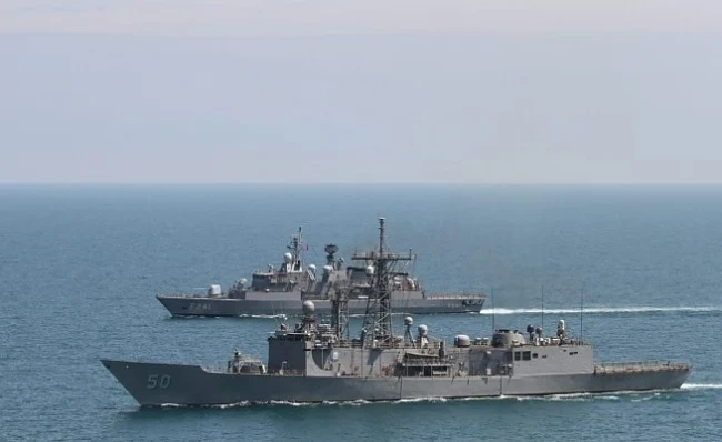 Два кораба на НАТО може да навлязат в Черно море през следващото денонощие