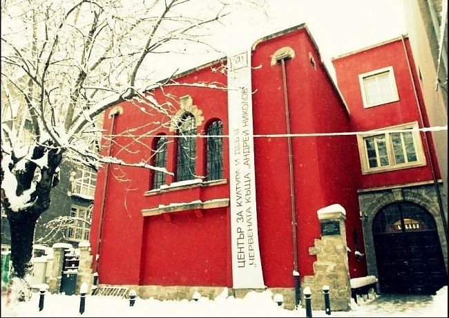 Спряха да плащат наем за „Червената къща“