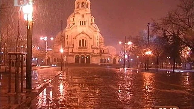 Снегът блокира движението в София