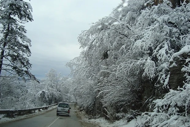Ограничено е движението на товарни автомобили по път II-62