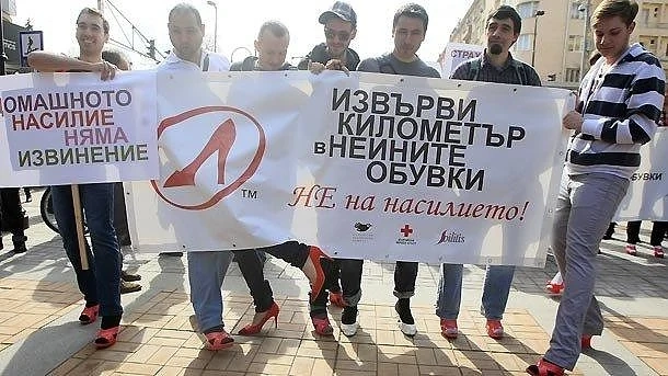 Мъже с токчета ще дефилират по Витошка 