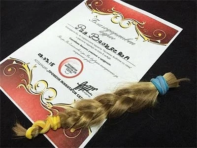 Дъщерята на Азис отряза косата си за перука на болни