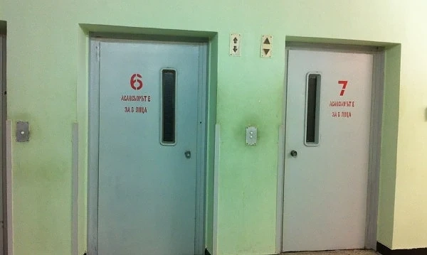  Асансьорите ще бъдат с паник бутони