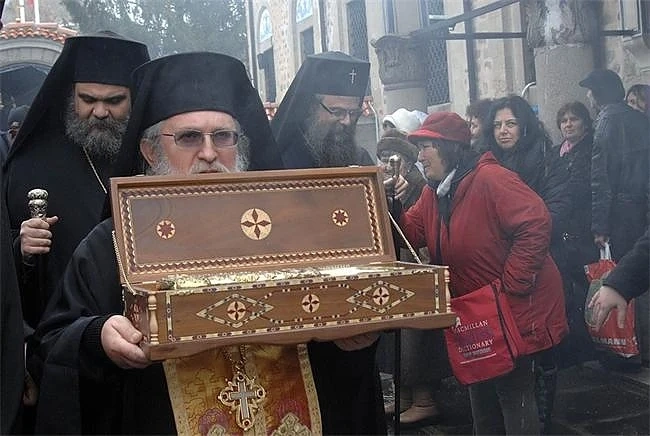 Стотици се молят пред мощите на свети Николай