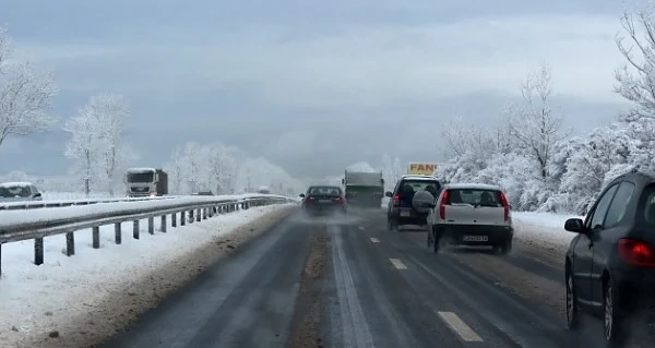 Въведени ограничения на автомагистралите и състояние на проходите към 05.30 ч.