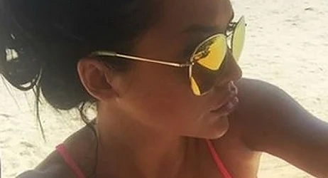 Бориса Тютюнджиева си направи селфи на гърдите