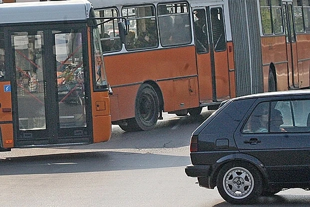 Два автобуса се блъснаха на столичен булевард