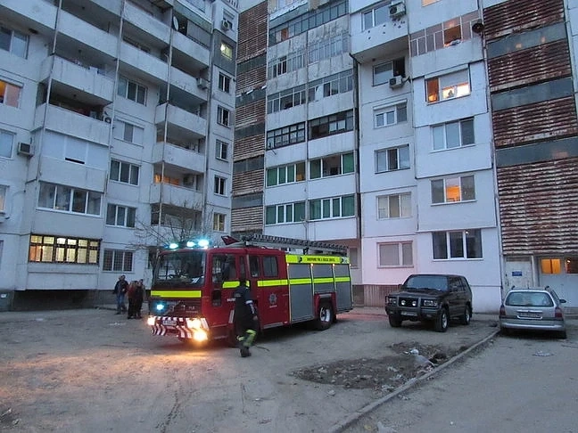 Пожар евакуира цял вход в русенски квартал