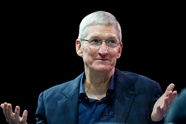 Директорът на Apple раздава парите си