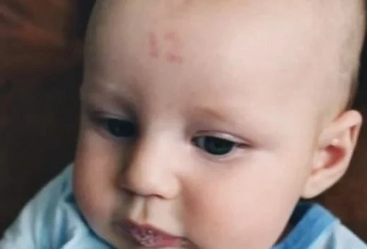  Роди се бебе с изписано числото 12 на челото