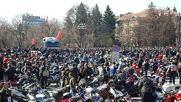 10 000 откриха мотосезона в София