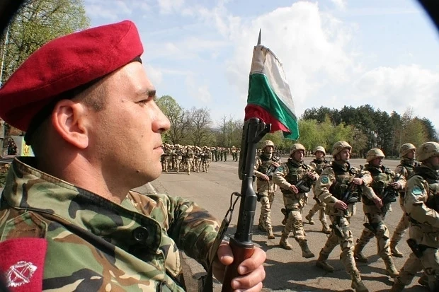 Военнослужещите без висше образование ще доработват 