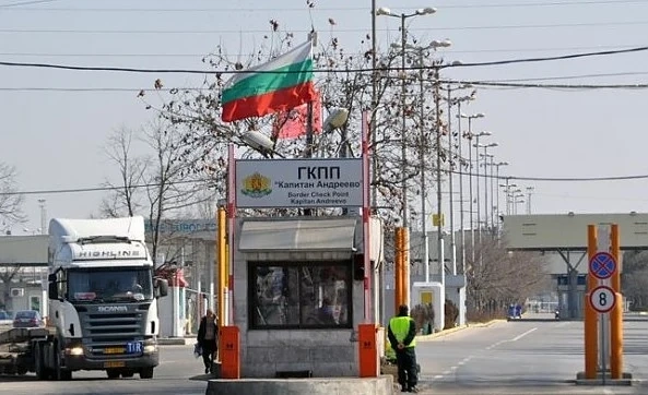 Задържаха 13 митничари от ГКПП „Капитан Андреево” за контрабанда на цигари