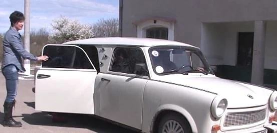 Трабант лимузина се движи по улиците на Раднево