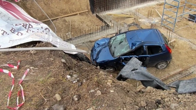 Кола полетя в изкоп на строеж в Шумен