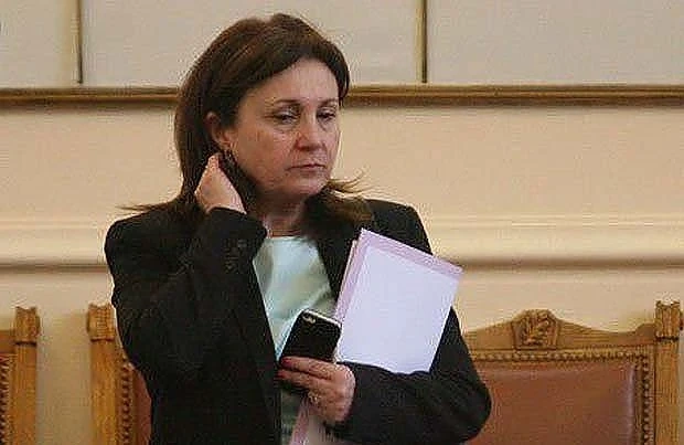 Правят банка „Кадри“ за чиновници