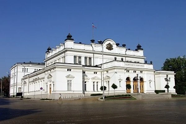 Депутатите почиват три пъти повече от народа