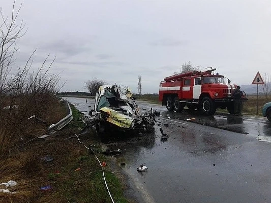 Челен удар между кола и автобус взе жертва 