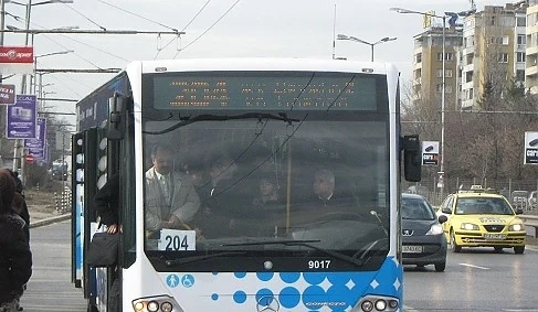 Променят маршрути на автобуси заради дупката на бул. \