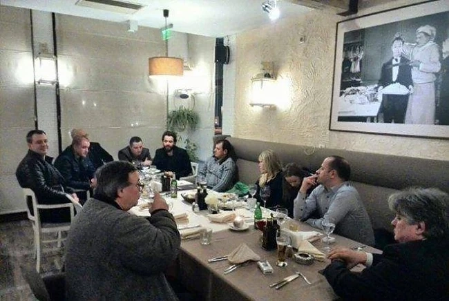 Скандал! Пипнаха Радан Кънев да пафка в ресторант