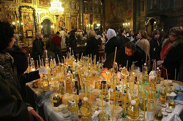 Вярващи се стекоха в храм \