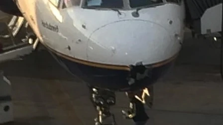 Пътнически самолет прелетя над океан с дупка в носа