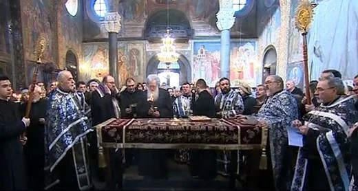 Стотици целунаха Плащаницата и минаха под масата на Разпети петък