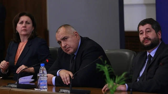 Властта разделя на две ВСС с конституционни промени
