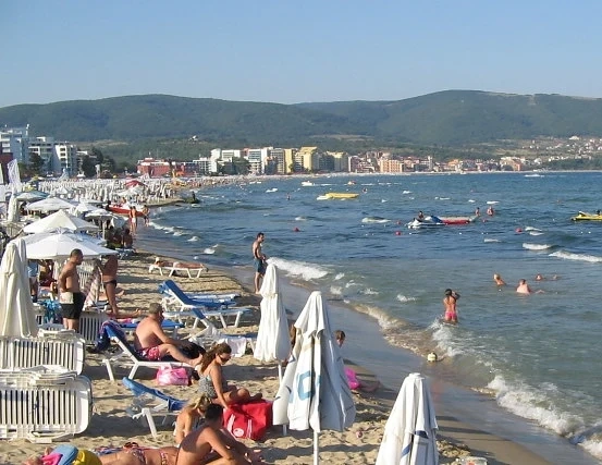 Безплатни чадъри и шезлонги на плажа в Слънчев бряг