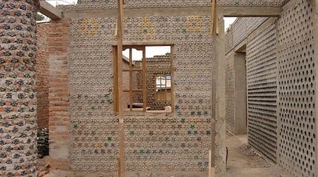 Бедни градят къщи от пластмасови бутилки