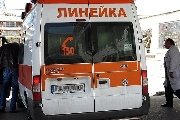 Мъж поля с бензин жена на гробището в Кюстендил и я запали