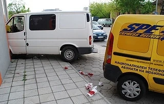 Бус прегази двама на тротоара