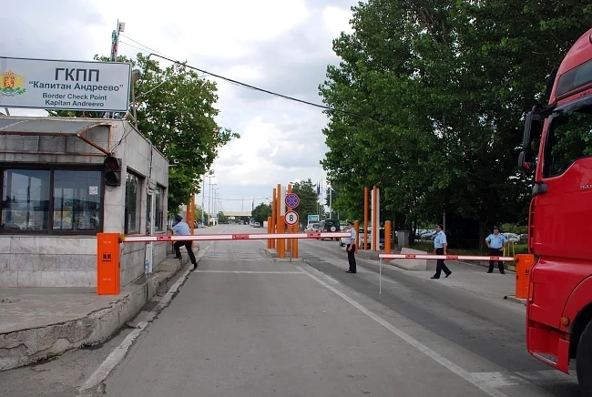 19 служители на \