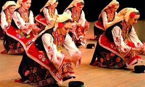 Фолклорни елементи вдъхновяват модните дизайнери