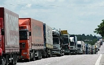 Отново километрични опашки от камиони на границата 