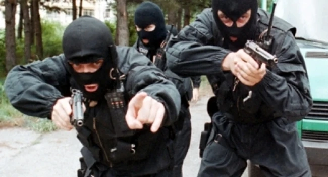 Спецченгета арестуваха 8 наркодилара в Люлин