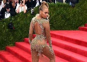 Бионсе показа голо дупе на годишния MET BALL (СНИМКИ)