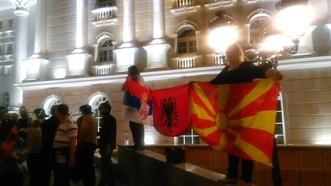 Хиляди протестират пред сградата на правителството в Скопие