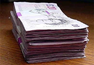 Камион разсипа повече от 1 милион паунда в брой