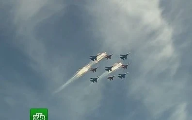 Многобройна авиация и нова техника на парада на победата в Москва (СНИМКИ)