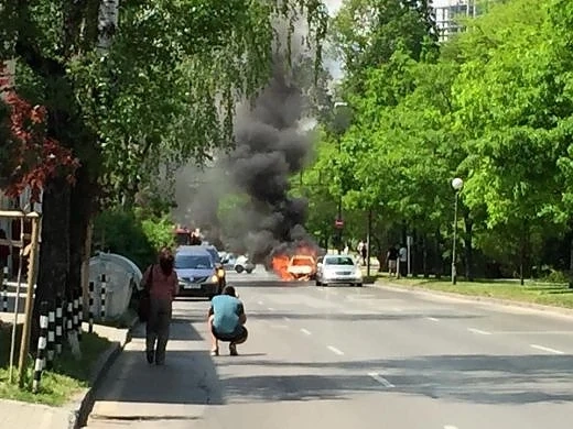 Кола изгоря в центъра на София 
