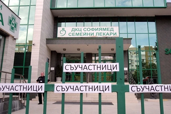 Изписаха пребитото от акушерката бебе
