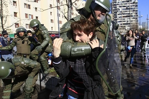 Двама загинали на студентските протести в Чили