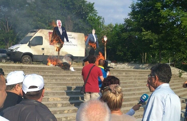 Петричани блокират пътя за Гърция 