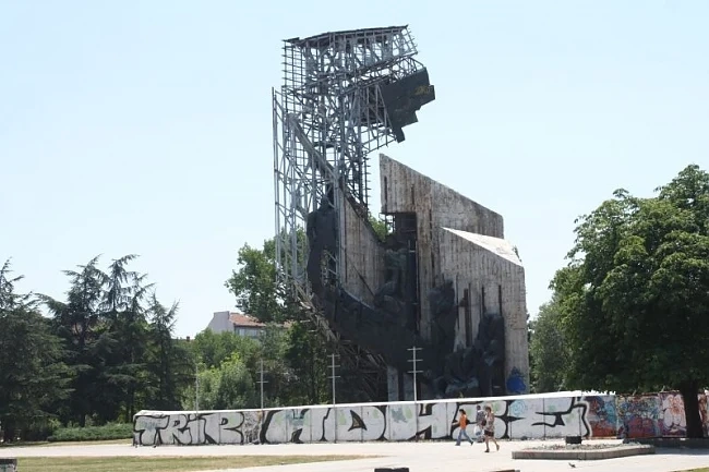 Скриват паметника пред НДК с жив плет