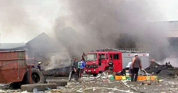 Пожар срути цех в Средец, няма жертви 